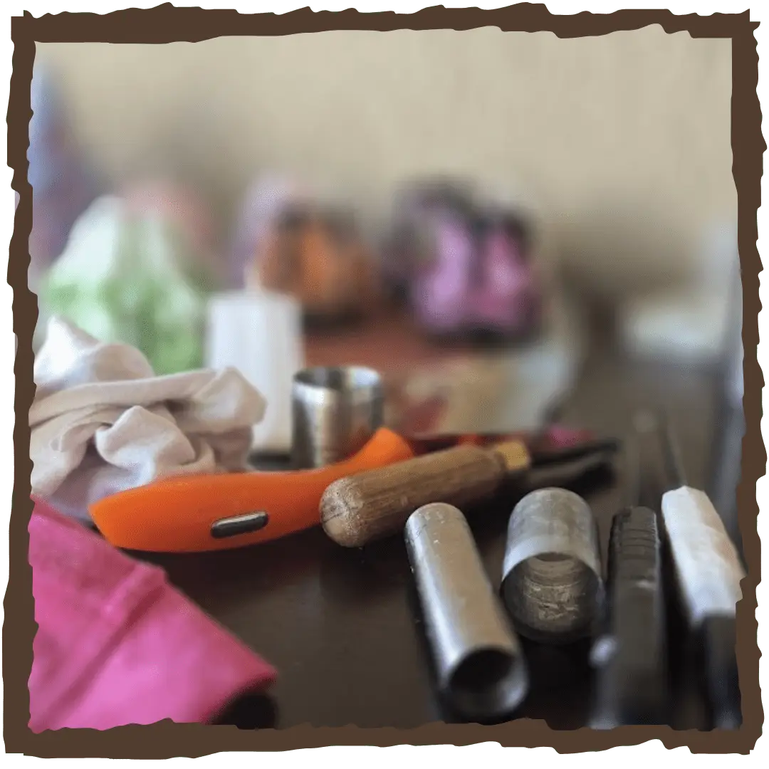 Herramientas y utensilios para tallado de velas artesanales Lumbra sobre mesa de trabajo.