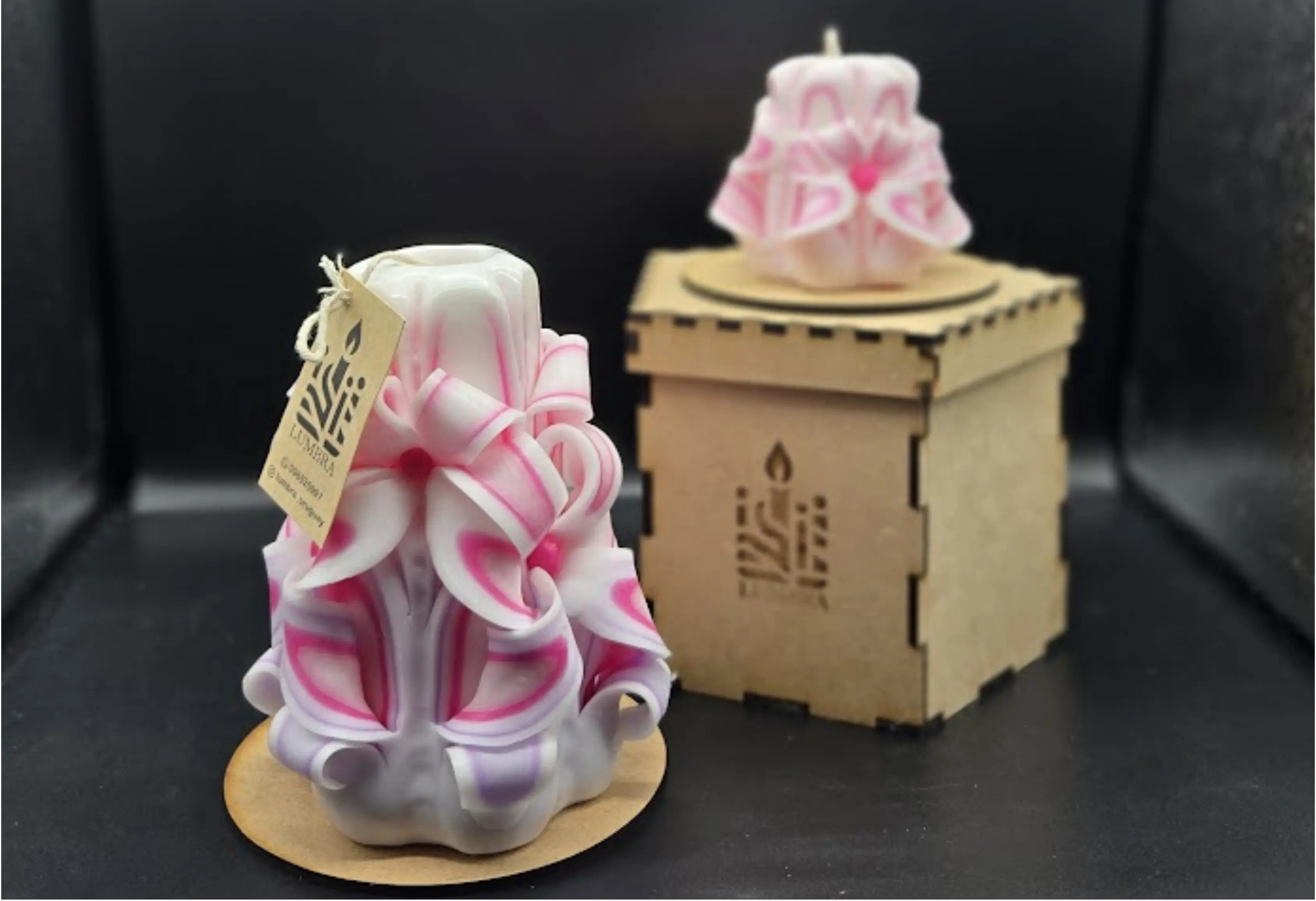 Velas artesanales talladas a mano de color blanco y rosa, con apliques redondos en color rosa; tamaño mediano y souvenir.