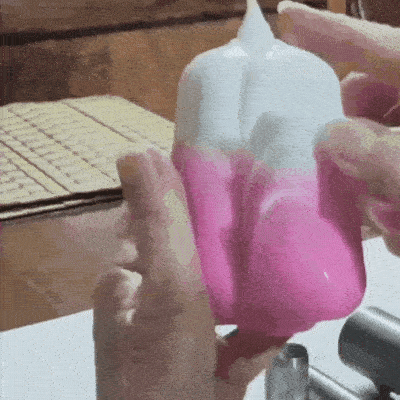 Vela de color blanco y rojo siendo tallada en caliente, revelando una vela final totalmente única.